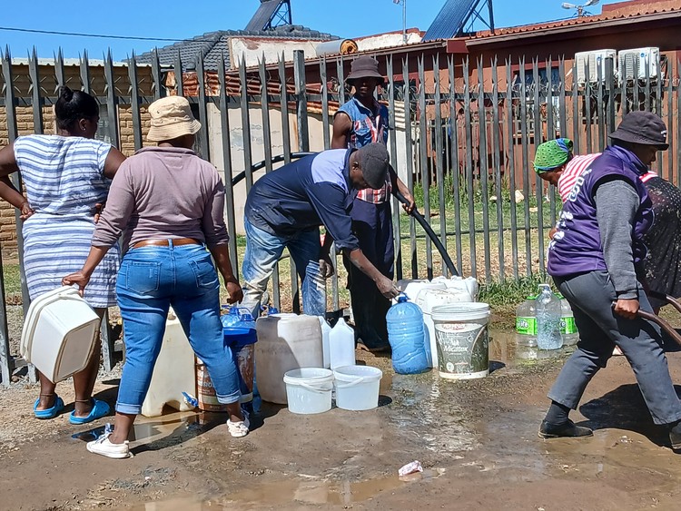 gauteng-community-s-taps-run-dry-as-municipality-battles-r1-4-billion